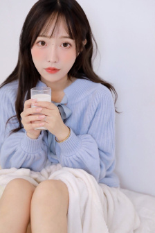 妺妺坐在我腿上勃起弄了视频
